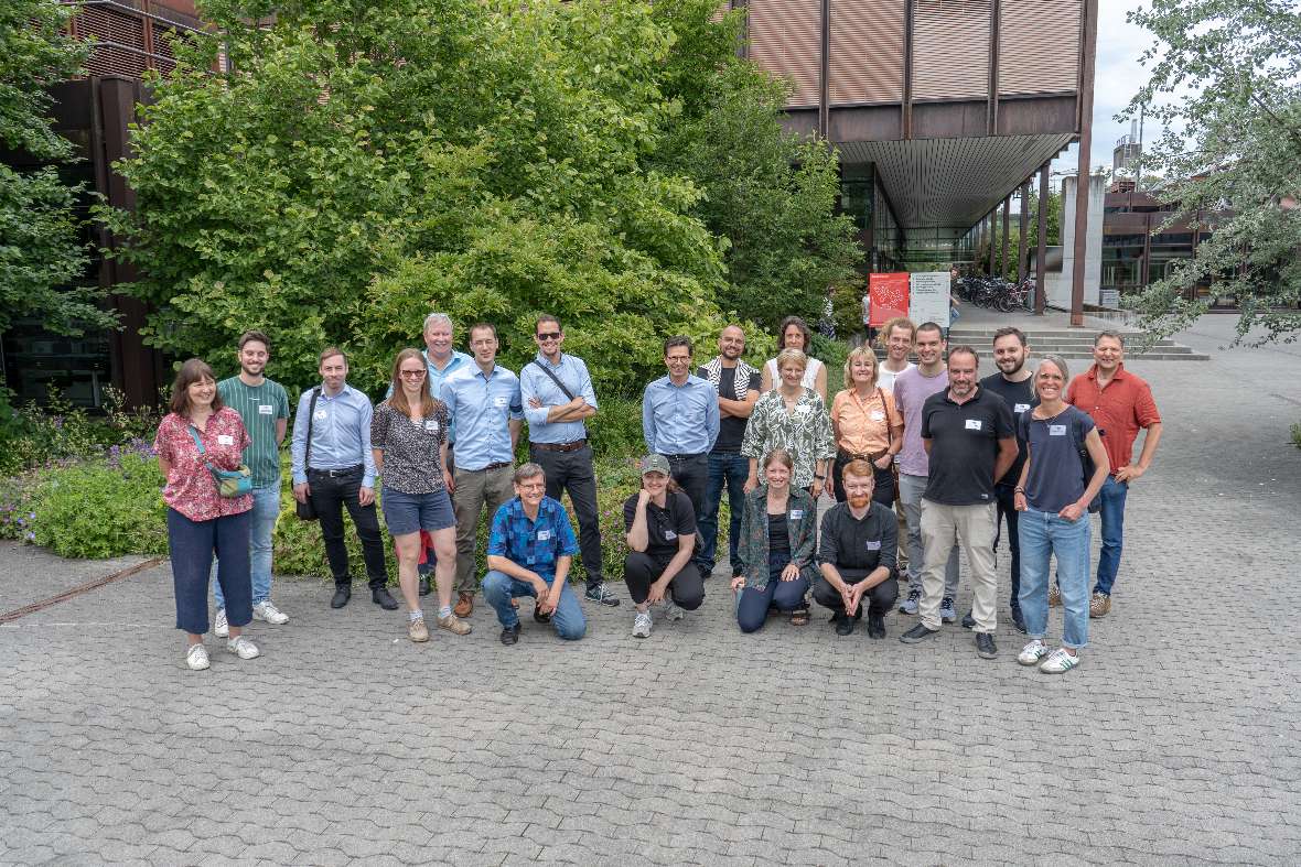 Ein Gruppenfoto der Teilnehmenden des Netzwerktreffens am ersten Tag am Gelände der Ostschweizer Fachhochschule in Rapperswil.