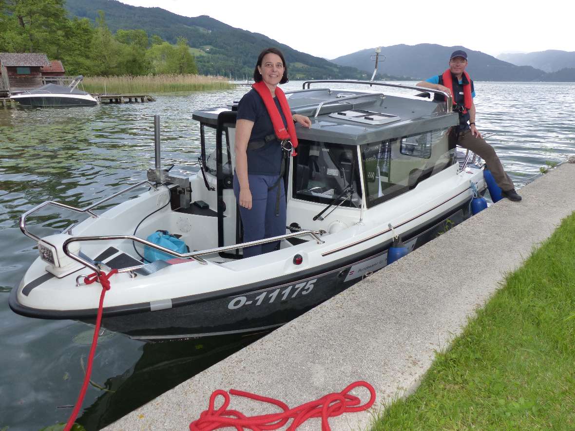BAW-Mitarbeiter:in Barbara Kammerlander und Martin Luger am BAW-Boot.