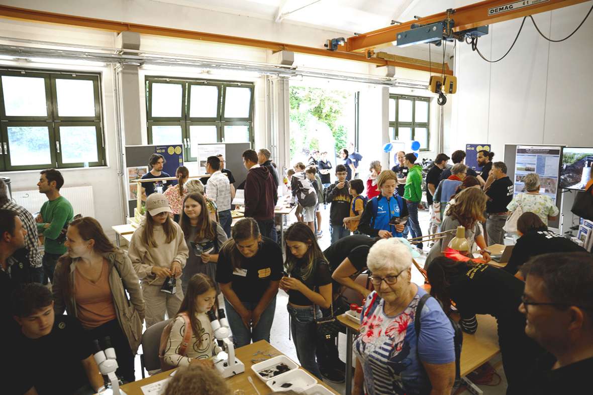 Standort Petzenkirchen: Die vielen Besucher:innen informieren sich bei den verschiedenen Infoständen im Institut für Kulturtechnik und Bodenwasserhaushalt.