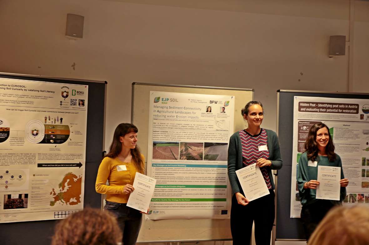Drei Teilnehmerinnen, unter anderem BAW-Mitarbeiterin Lisbeth Johannsen, bei der Preisverleihung für das beste Poster.