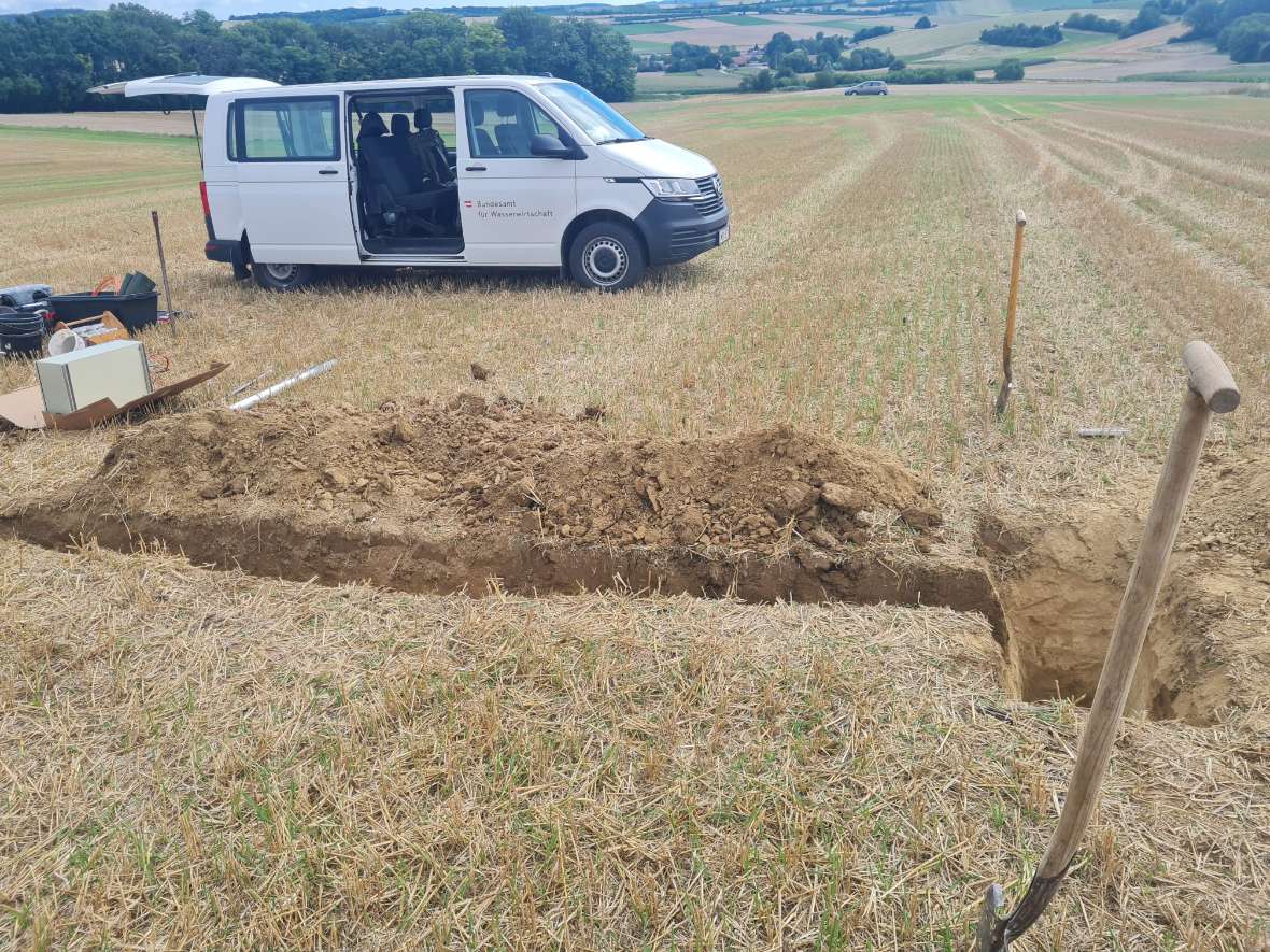 Grabung beim Einbau einer Messstelle zum Monitoring des Bodenwasserhaushalts.