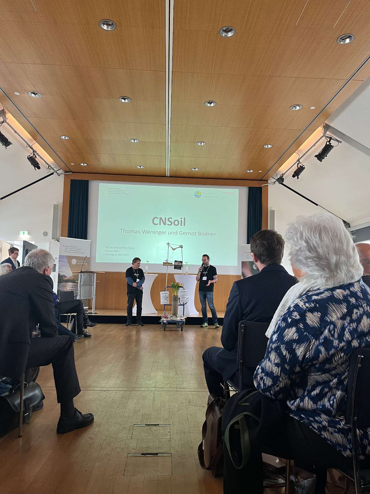 Preisträger und Projektleiter Gernot Bodner (links) stellt gemeinsam mit Thomas Weninger (recht, Bundesamt für Wasserwirtschaft) das Projekt CNSoil am "Tag der Ressortforschung 2025" vor. 