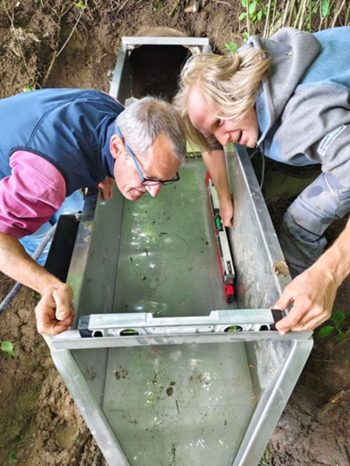 Zwei Personen, die gerade das neues H-Flume einbauen.