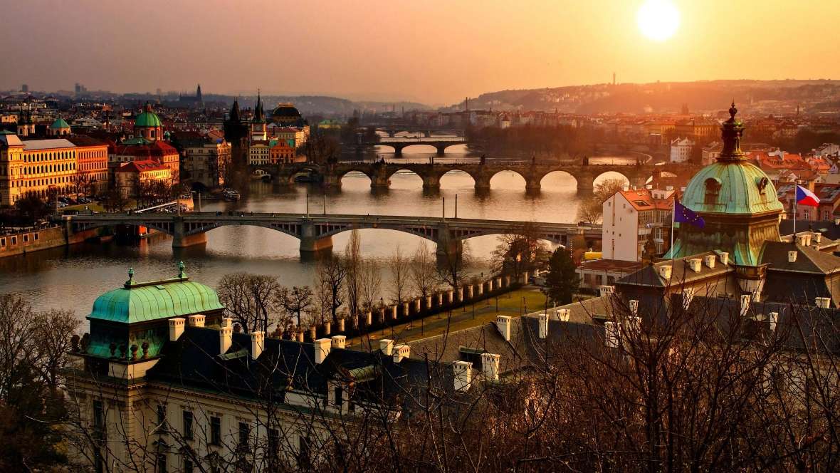 Eine Luftaufnahme von Prag mit den vielen Brücken und Sehenswürdigkeiten. 