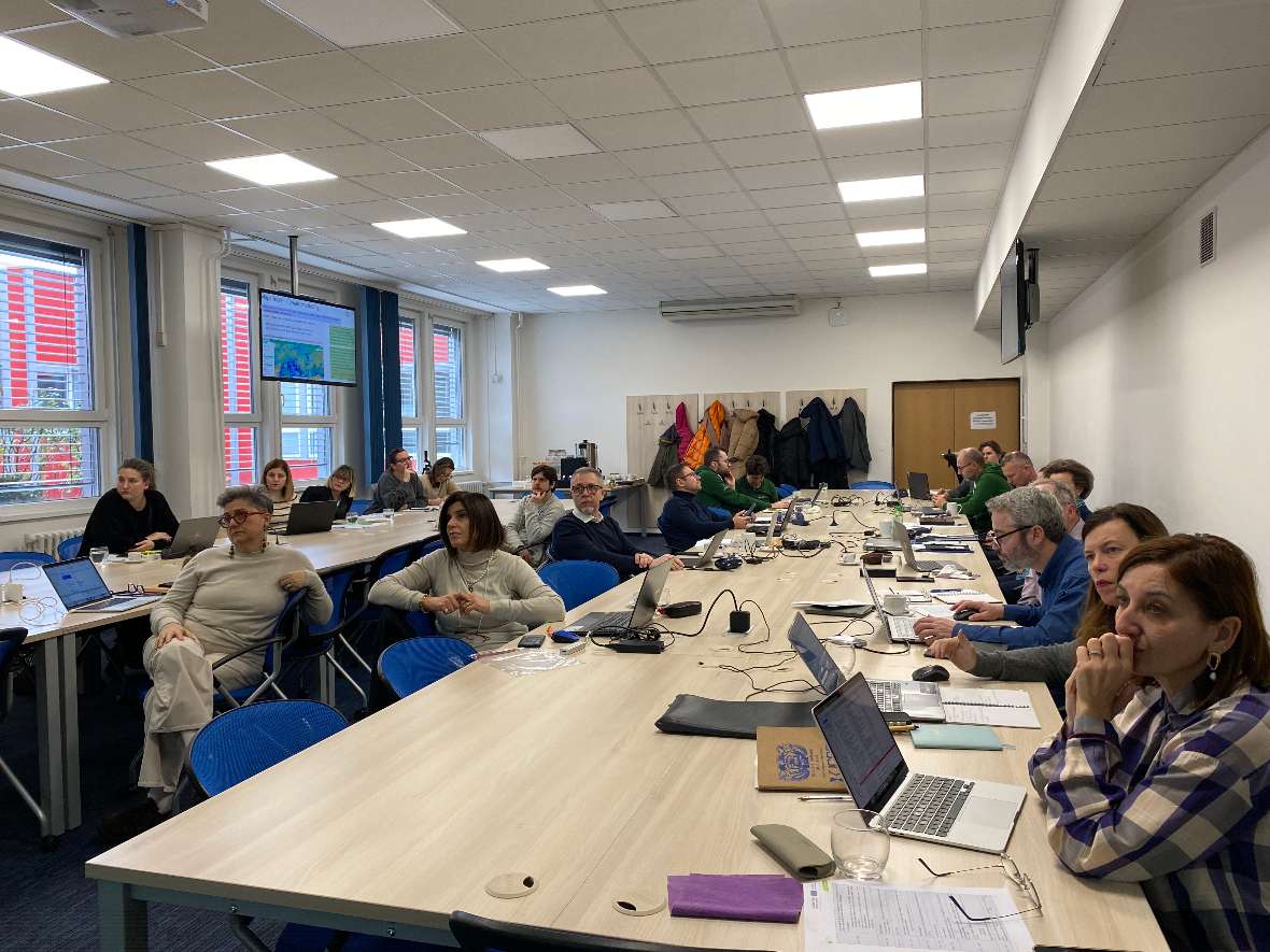 Die Inacoprojektgruppe von ca. 20 Personen sitzt in einem Besprechungsraum. Gastgeber des Projekttreffen war das Institut für theoretische und angewandte Mechanik der Tschechischen Akademie der Wissenschaften in Prag.