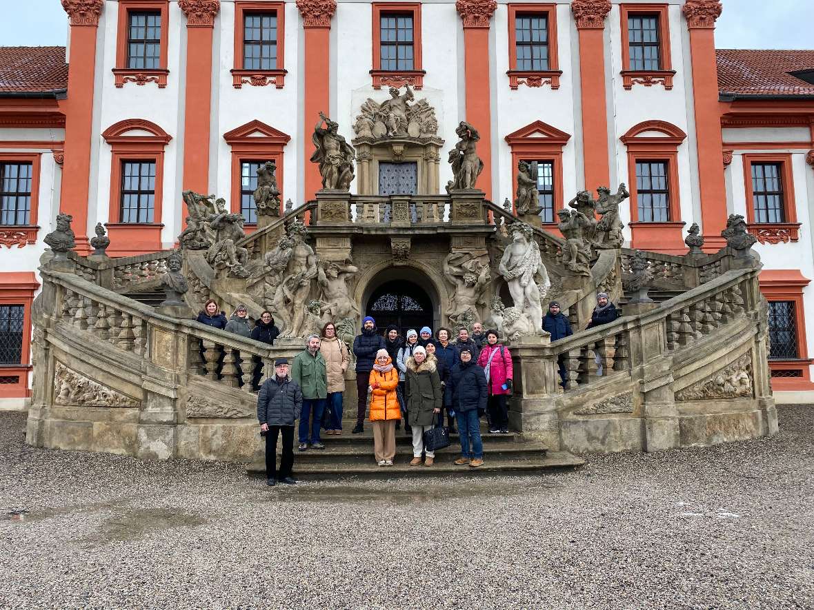 Die Inaco-Projektgruppe steht vor der dem Schloss Troja, das im 17. Jahrhundert erbaut wurde. Die gesamte Anlage ist durch Überflutungen der Moldau gefährdet.