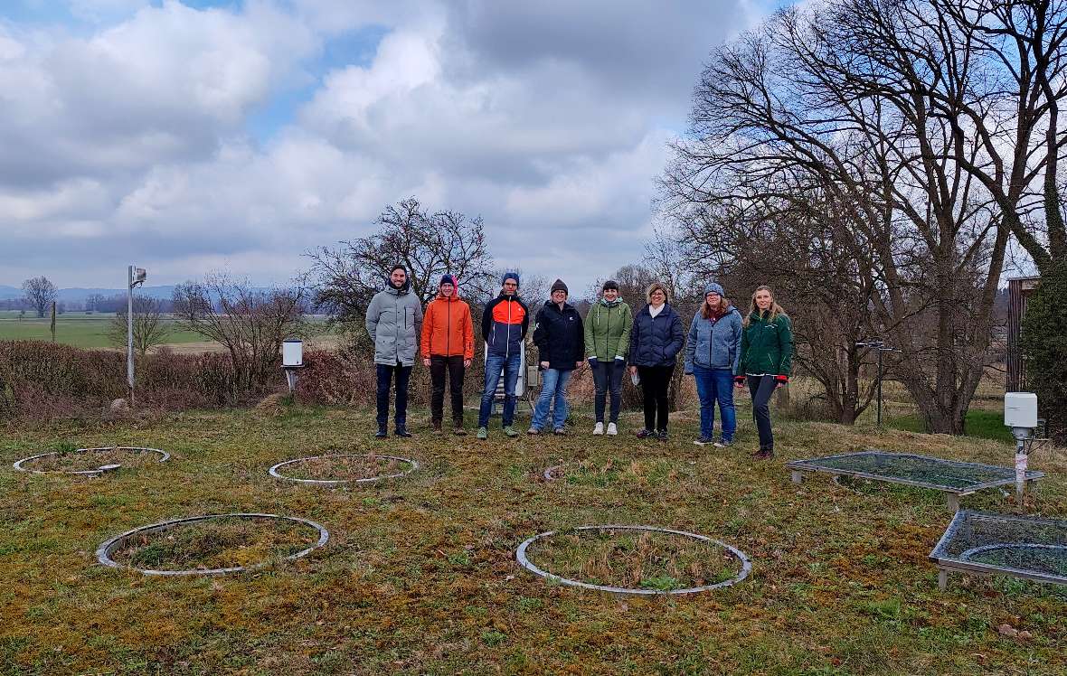 Gruppenfoto im Außenbereich der Lysimeteranlage in Wielenbach 