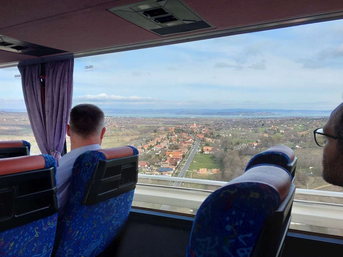 Schnappschuss aus dem Bus mit dem Plattensee im Hintergrund.