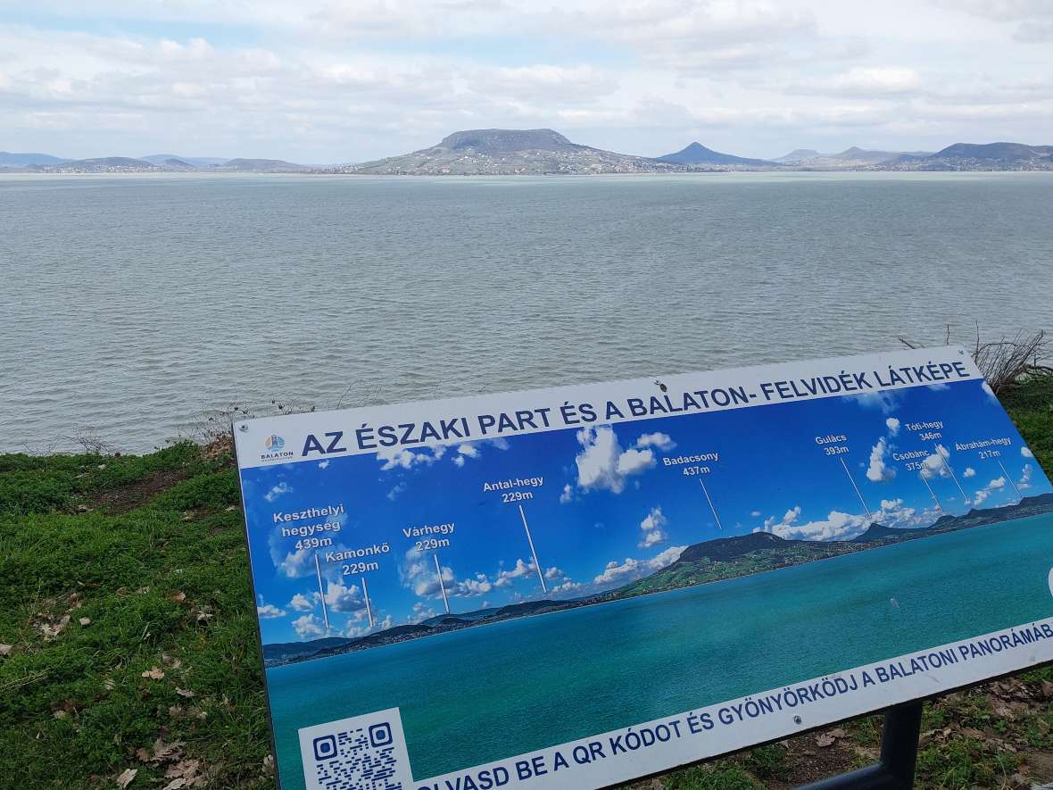 Der Plattensee ist mit einer Fläche von fast 60 km² der größte Binnensee in Zentraleuropa. Die umgebenden Hügel sind teils vulkanischen Ursprungs.