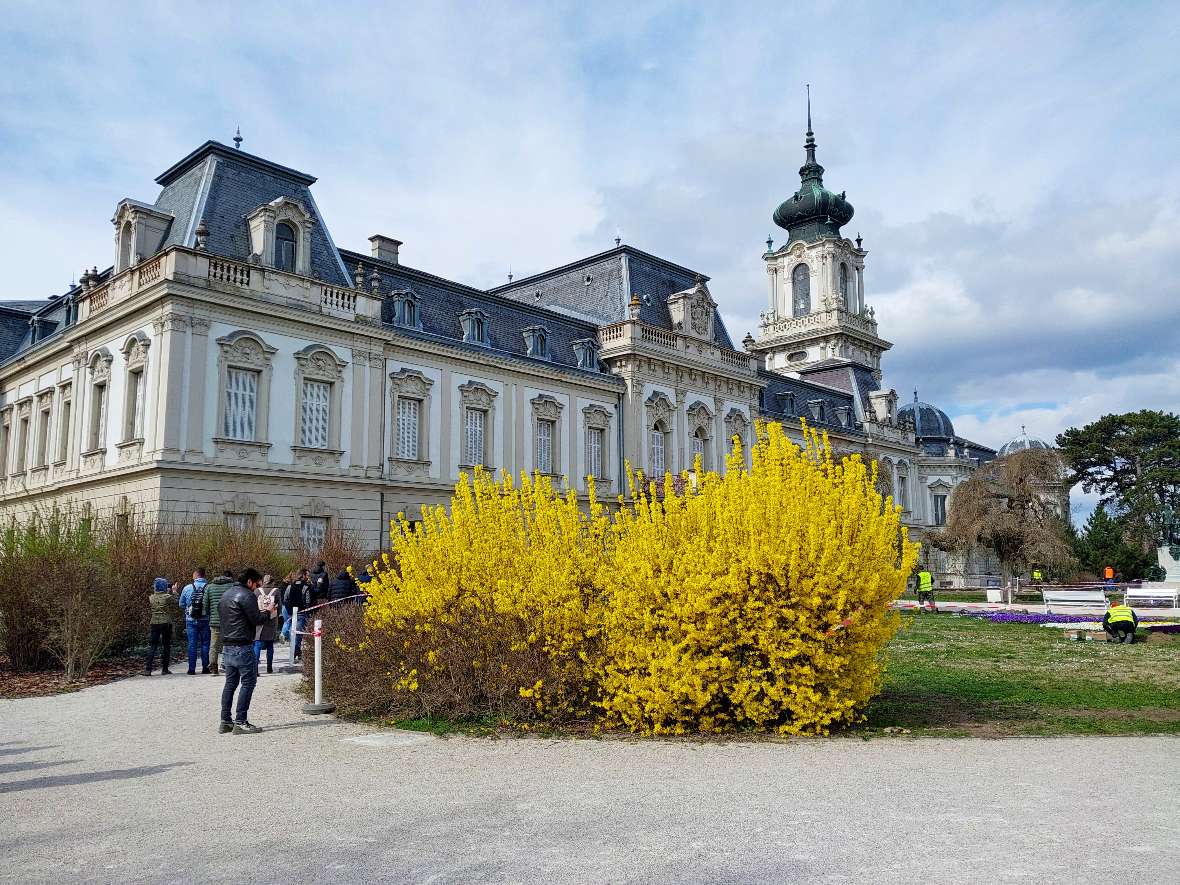 In der Region rund um den Plattensee finden sich viele wertvolle, und zum Teil gefährdete, Natur- und Kulturerbestätten, wie auf dem Foto, das prächtige Schloß Festetics in Keszthely. 