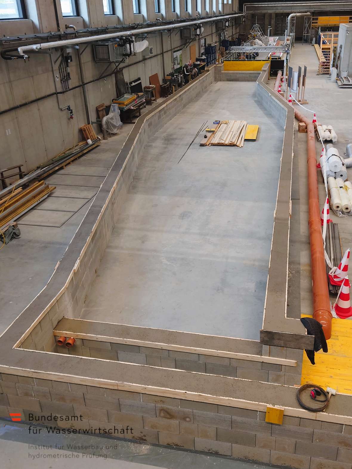 Bau einer 150m² großen Versuchsrinne - Fertig befüllten Schalungssteine beim trocknen