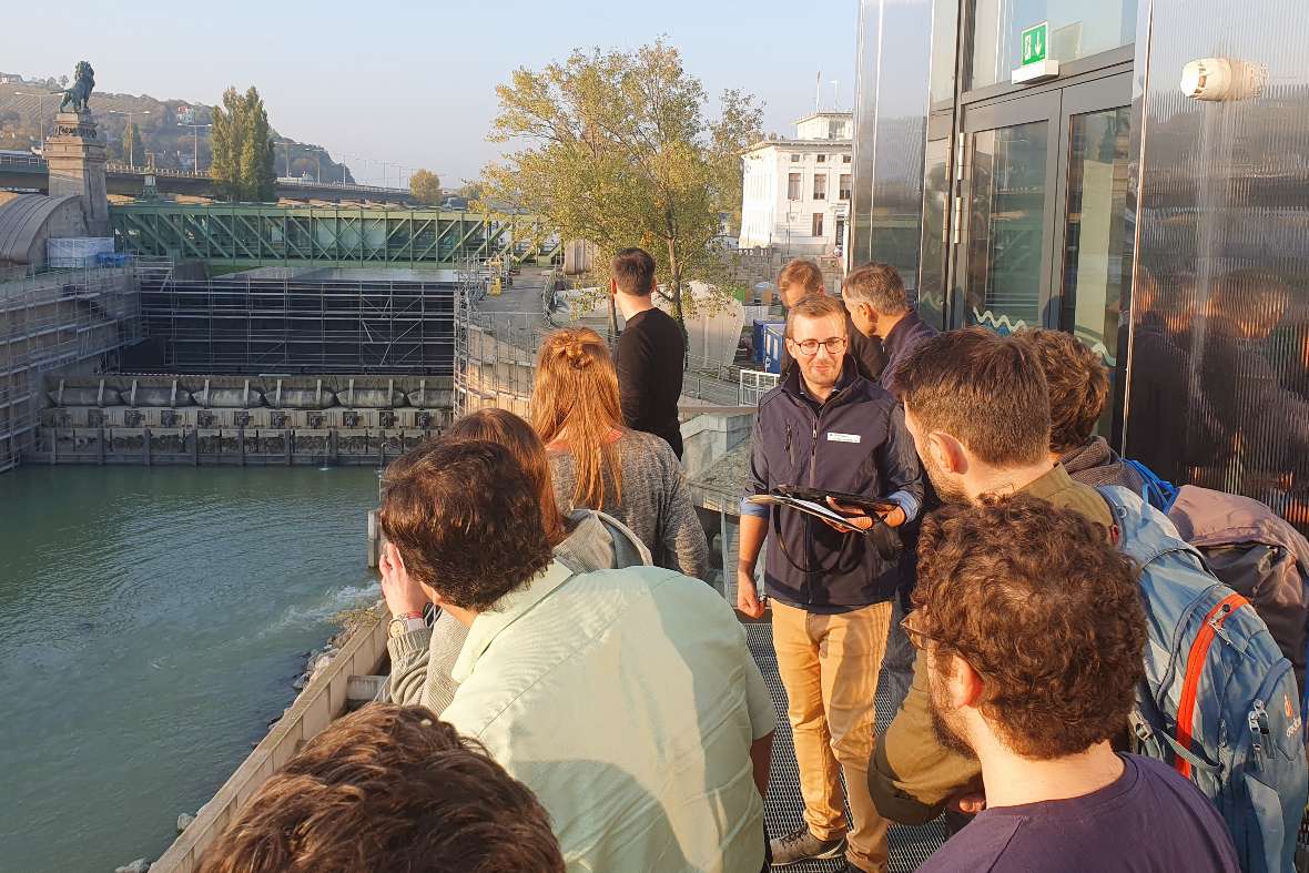 Junge Wasserwirtschaft bei der Besichtigung im Wasserbaulabor Wien.