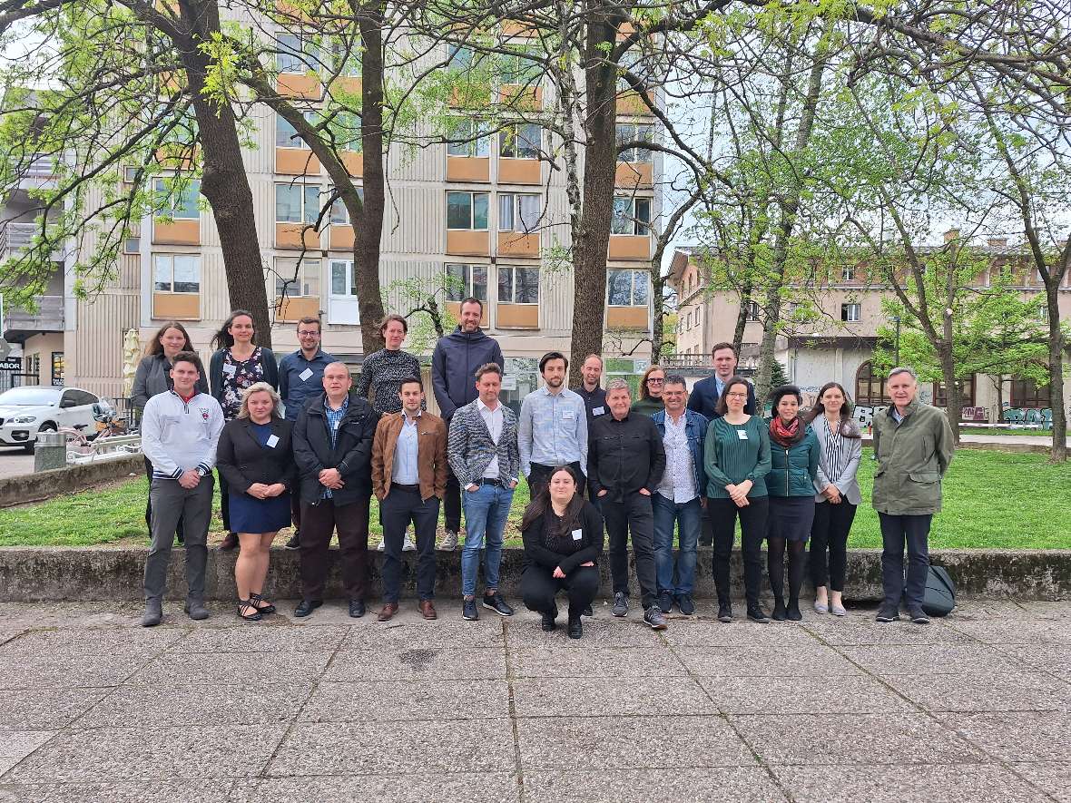 Gruppenfoto der Teilnehmenden des Projekttreffens im Freien