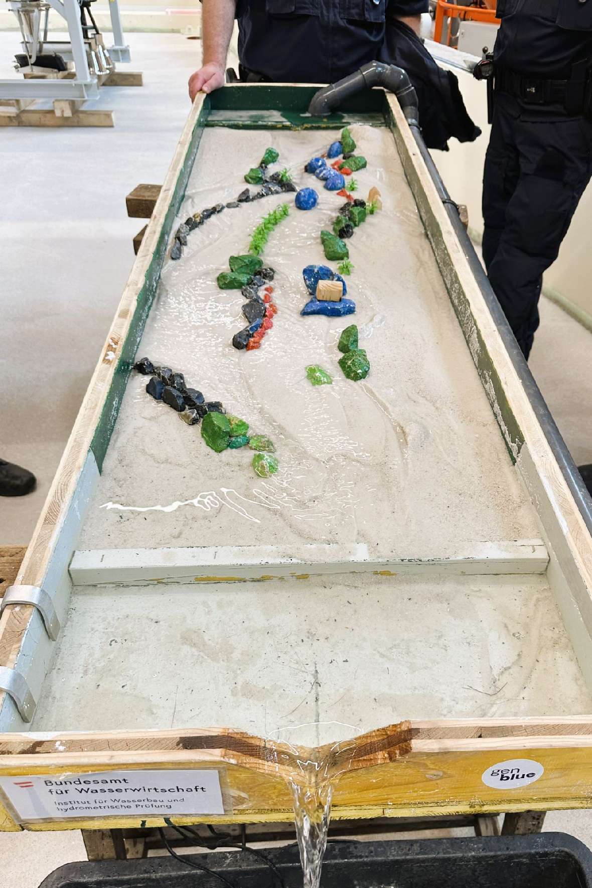 Gruppenbild der Polizistinnen und Polizisten während der Führung durch die Laborräumlichkeiten.