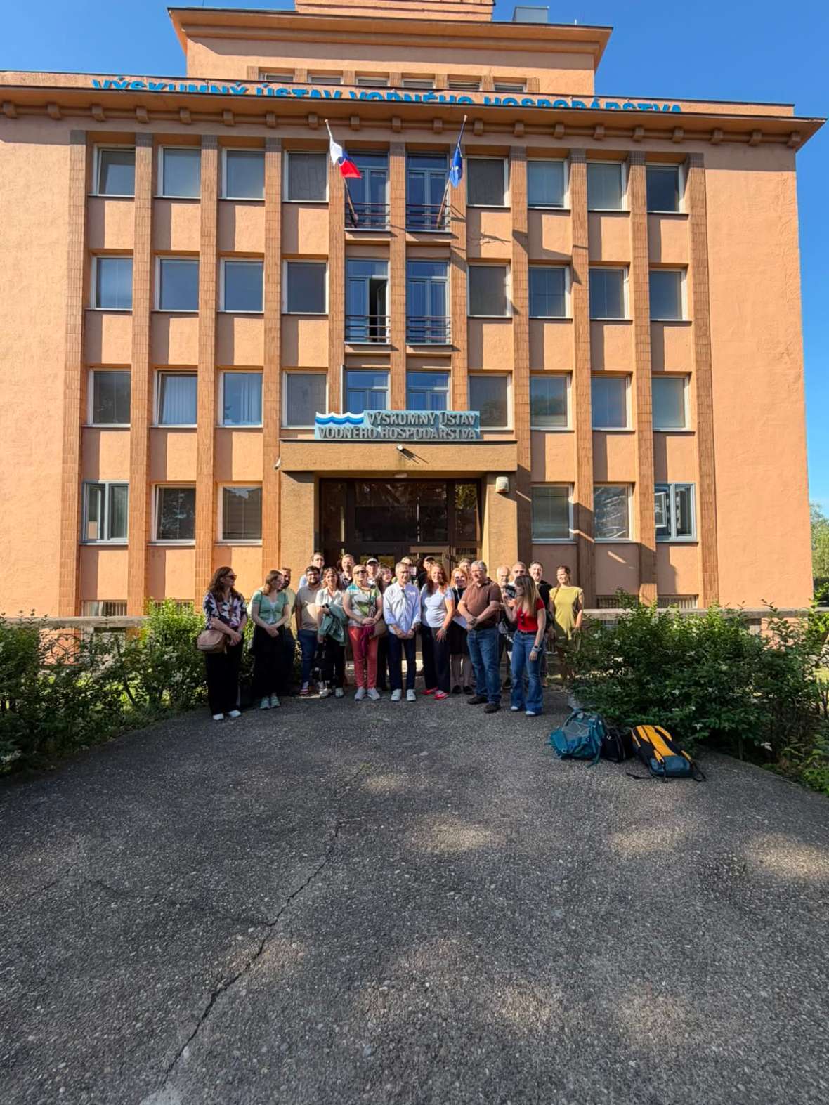 Teilnehmende des GEMS-Workshops stehen vor dem Water Research Institute (WRI) in Bratislava.