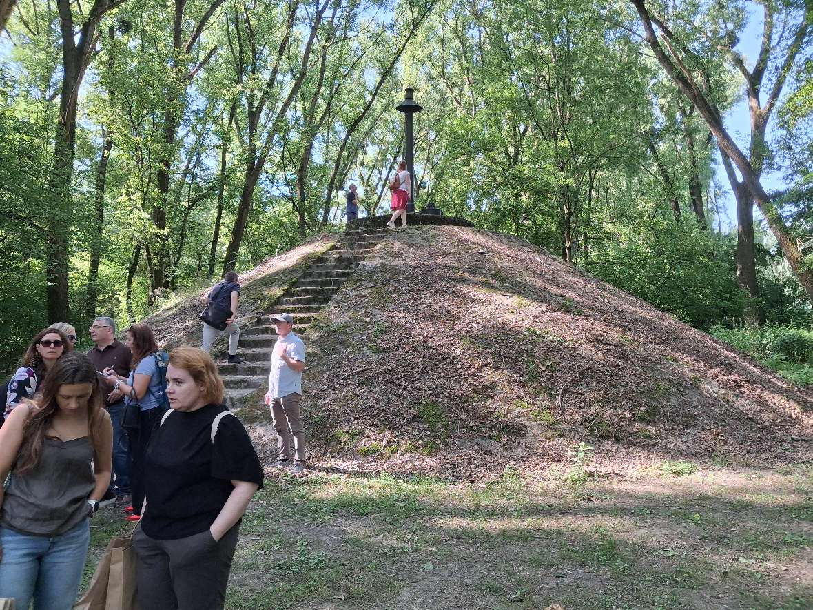 Historische Brunnenanlage der Trinkwasserversorgung auf der Donauinsel Sihoť in Bratislava, von einem bewaldeten Erdhügel umgeben.