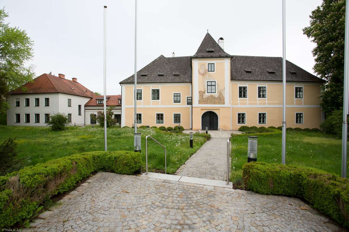 Schloss Petzenkirchen samt Zubau auf linker Seite.