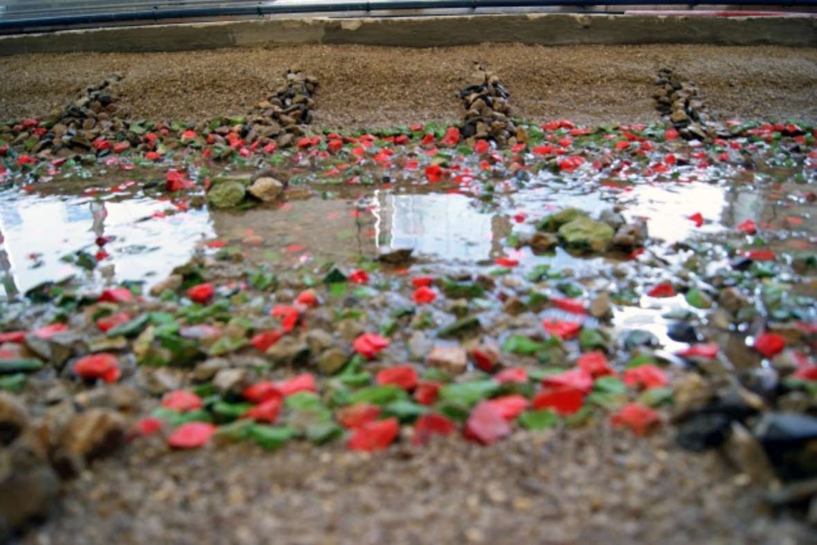 Der gleiche Abschnitt des Flusses im physikalischen Modell in der Wasserbaurinne des Wasserbaulabors. Foto wurde seitlich erstellt.