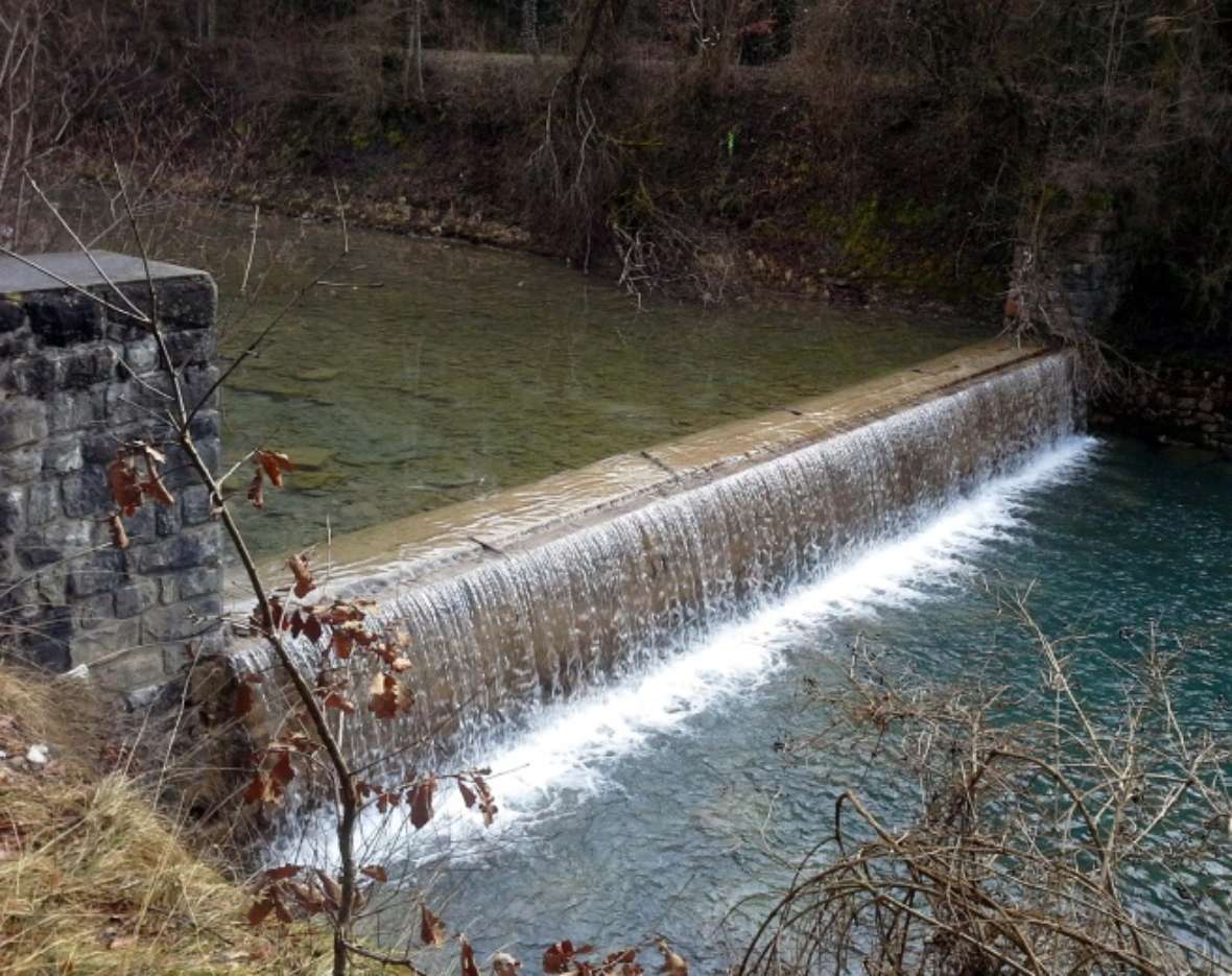 Über die gesamte Breite der Lutz ist eine hohe Sohlstufe zu erkennen in der Natur.