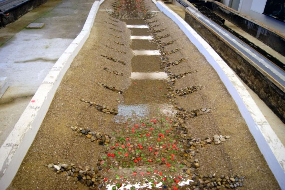 Der gleiche Abschnitt des Flusses im physikalischen Modell in der Wasserbaurinne des Wasserbaulabors.