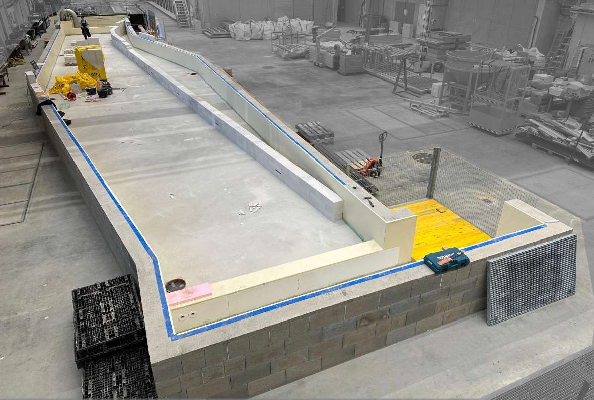 Man sieht eine ca. 30 Meter lange und 5 Meter breite Fläche, die mit ca. 1 Meter hohen Mauern umgeben ist. Dieser Bereich ist mit einer wasserdichten Folie ausgelegt. In dieser Wanne wird ein maßstäblich verkleinertes Modell der Gail aufgebaut.