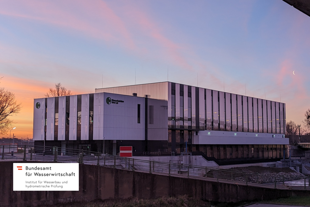Institut seitlich vom Donaukanal mit Logo