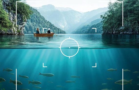 Auf dem Bild ist ein Berg und ein See mit Fische im Wasser zu sehen. Auf dem See schwimmt ein Boot mit zwei Personen darauf.
