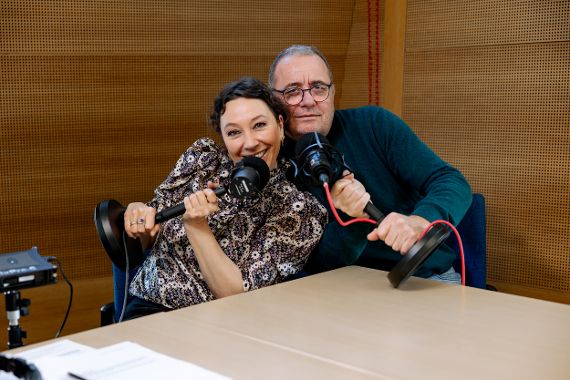 Ursula Strauss und BAW-Direktor Peter Strauss, beide mit einem Mikrofon in der Hand.