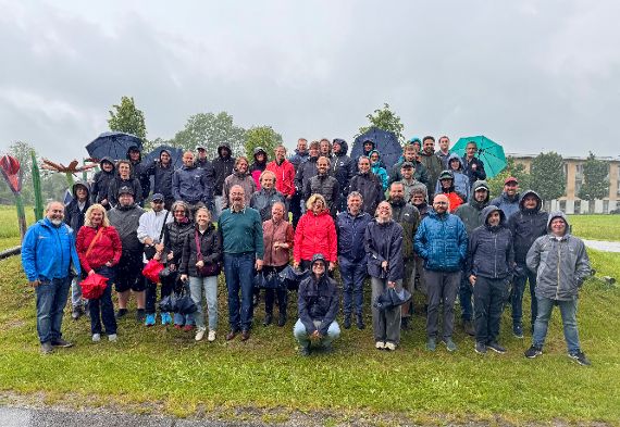Gruppenfoto im strömenden Regen