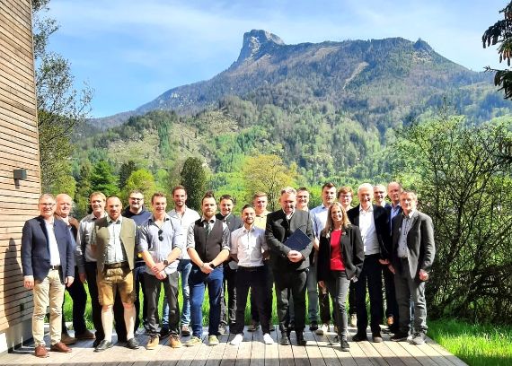 Foto von l.n.r.: Ing. Brandstetter Johannes (GF LFA-OÖ), Bezirksbauernkammerobmann Alfred Lang, FM Trixl Leonhard (Tir), FM Ehrenleitner Michael (OÖ), FM Koller Thomas (OÖ), FM Plakolm Felix (W), FM Knoop Moritz (Bayern), FM Bisaro Patrick (Stmk), FM Ebner Elmar (Tir), FM Schmitzberger Franz (Sbg), FM Kahlig Michael (NÖ), FM Ing. Dipl.-Päd. Mayringer Martin (LK OÖ), FM Huber Gerhard (OÖ), Ing. DI DI Leo Kirchmaier (GF NÖ Teichwirteverband & Dachverband Aquakultur), Dr. Achleitner Daniela, Keil Florian MSc. BA, Dr. Gassner Hubert, Dr. Bauer Christian (alle BAW-IGF), FM Mag. Achleitner Johannes (Verband Österreichischer Forellenzüchter), Univ.-Doz. Dr. Lahnsteiner Franz (BAW-IGF) (nicht auf Foto: FM Schneller Stefan (Bgld))