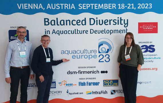 von links nach rechts: Mag. Dr. Christian Bauer, Mag. Dr. Franz Lahnsteiner, Mag. Anna Dünser vom Institut für Gewässerökologie und Fischereiwirtschaft stehen vor dem Banner der Veranstaltung.