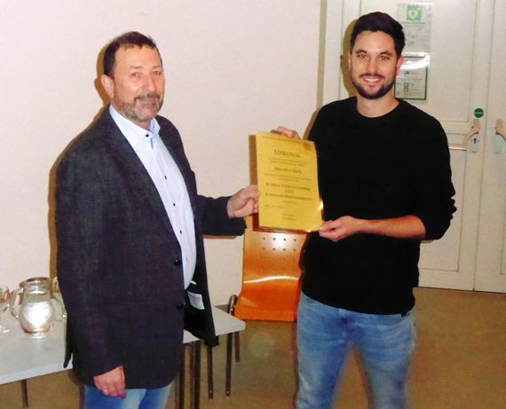 ÖBG-Präsident Andreas Baumgarten überreicht Sebastian Rath die Urkunde zum Kubiena-Preis der ÖBG.