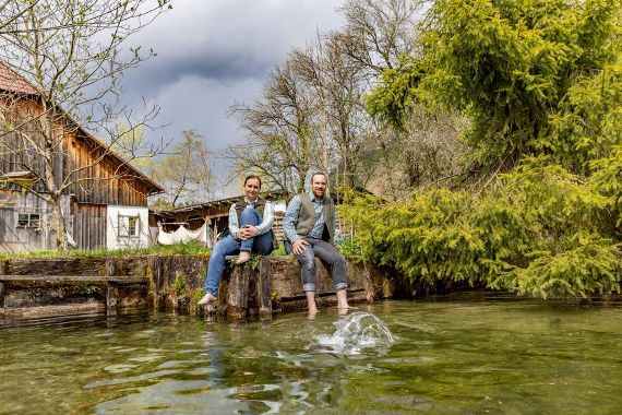 Johanna und Michael Ehrenleitner sitzen am Fischteich.