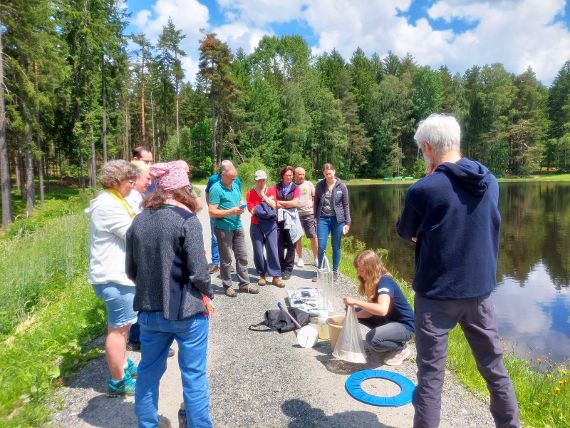 Elisabeth Peham zeigt den am Kurs Teilnehmenden die Probennahme und vor-Ort Messung der wichtigsten Wasserparameter und erklärt ihre Bedeutung. 