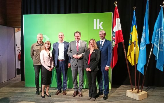 Gruppenfoto.: v.l.n.r. BAW-Mitarbeiter Günter Gratzl, BAW-Mitarbeiterin Elisabeth Peham, BAW-Direktor Peter Strauss, Minister Norbert Totschnig, BAW-IGF-Institutsleiterin Daniela Achleitner,  BAW-Leiter der ÖKO Christian Bauer