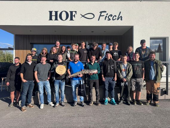Gruppenfoto vor der HOFFisch GmbH