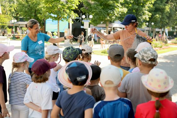 BAW-Mitarbeiter:innen zeigen Kindern ein Kiemennetz