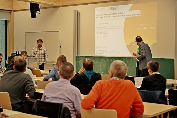 BAW-Mitarbeiter Elmar Schmaltz bei seinem Keynote-Vortrag über Landschaftskonnektivität und Bodenerosionsforschung