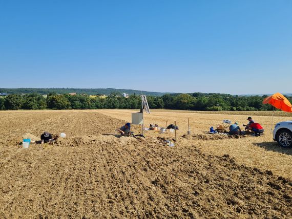 Installation einer Messstelle zum Monitoring des Bodenwasserhaushalts unter zwei unterschiedlichen Bodenbearbeitungsvarianten.