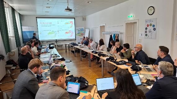 GEMS-Projekttreffen zum Thema „Groundwater quality and pollution“ in den Räumlichkeiten des Bundesministeriums für Land- und Forstwirtschaft, Klima- und Umweltschutz, Regionen und Wasserwirtschaft. Die Teilnehmenden sitzen an den Tischen, ihre Laptops vor sich, den Blick auf die Leinwand gerichtet.