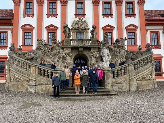 Die Inaco-Projektgruppe steht vor der dem Schloss Troja, das im 17. Jahrhundert erbaut wurde. Die gesamte Anlage ist durch Überflutungen der Moldau gefährdet.