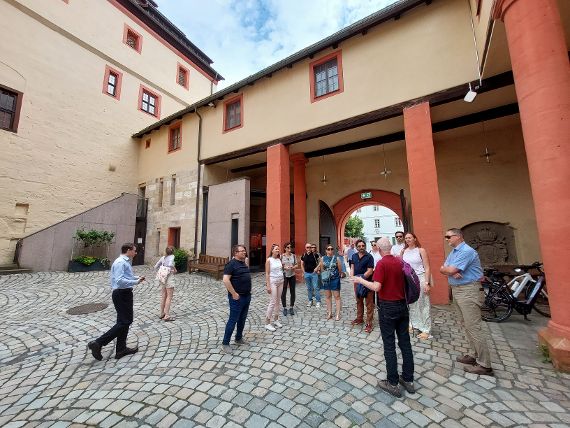 Das Bild zeigt die Projektteilnehmer im Innenhof der sogenannten Kaiserpfalz. Forchheim hat durch seine Wurzeln im Mittelalter eine besonders hohe Dichte an Kulturerbestätten.