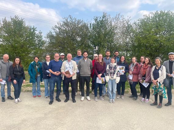 Ein gemeinsames Gruppenfoto vor der besichtigten Mehrnutzenhecke in Wolkersdorf. 