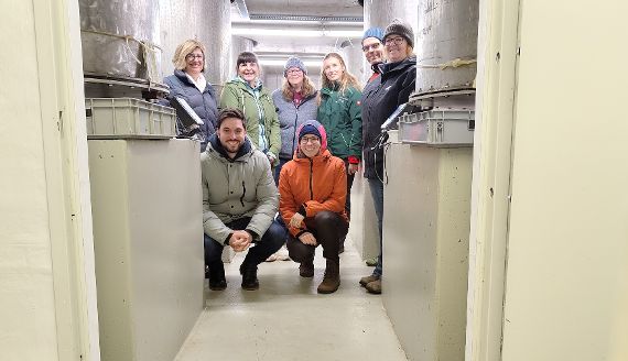 Gruppenfoto im Keller der Lysimeteranlage in Wielenbach 
