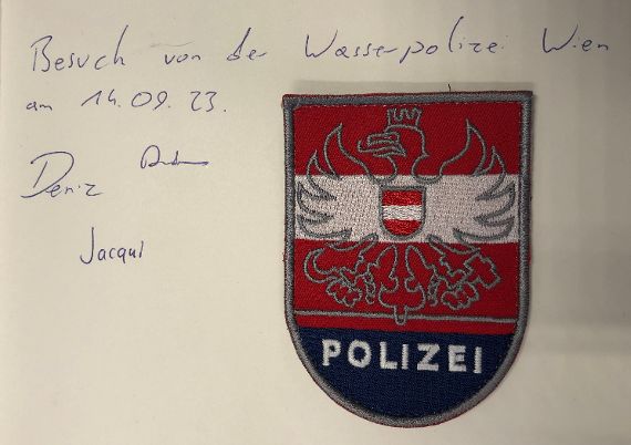 Gästebucheintrag der Wasserpolizei Wien mit dem Polizeilogog.