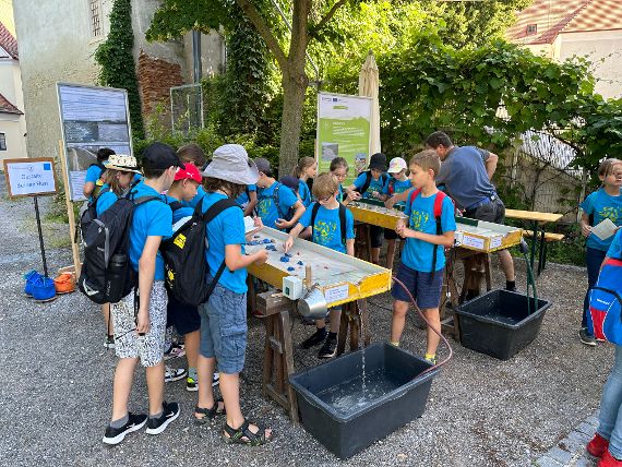 An unserem Flussmodell konnten die Kinder die Entwicklung eines Flusses beobachten, selbst lenkend eingreifen und die Kraft des Wassers erleben.