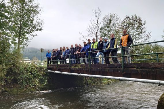 Gruppenfoto auf einer Brücke