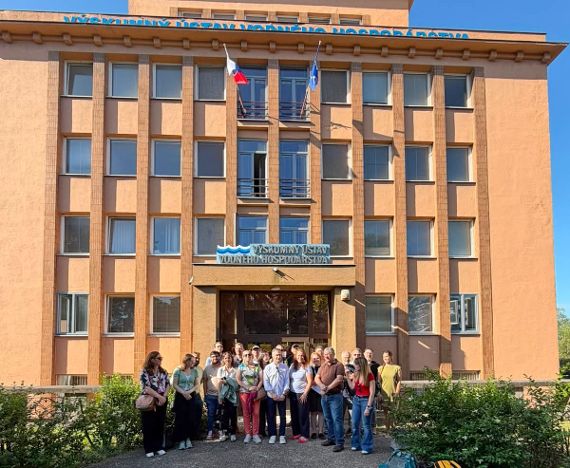 Teilnehmende des GEMS-Workshops stehen vor dem Water Research Institute (WRI) in Bratislava.